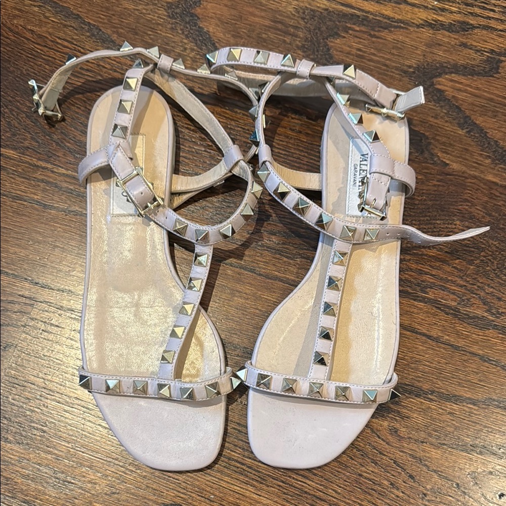 Valentino Garavani Cream Rockstud Sandals